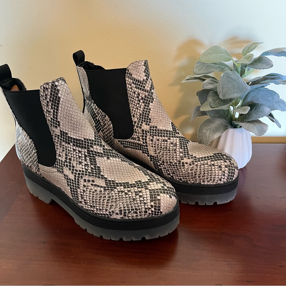 MIA Womens Snakeskin Platform‎ Chelsea Boots Grey Black Lug Sole Size 9 Edgy